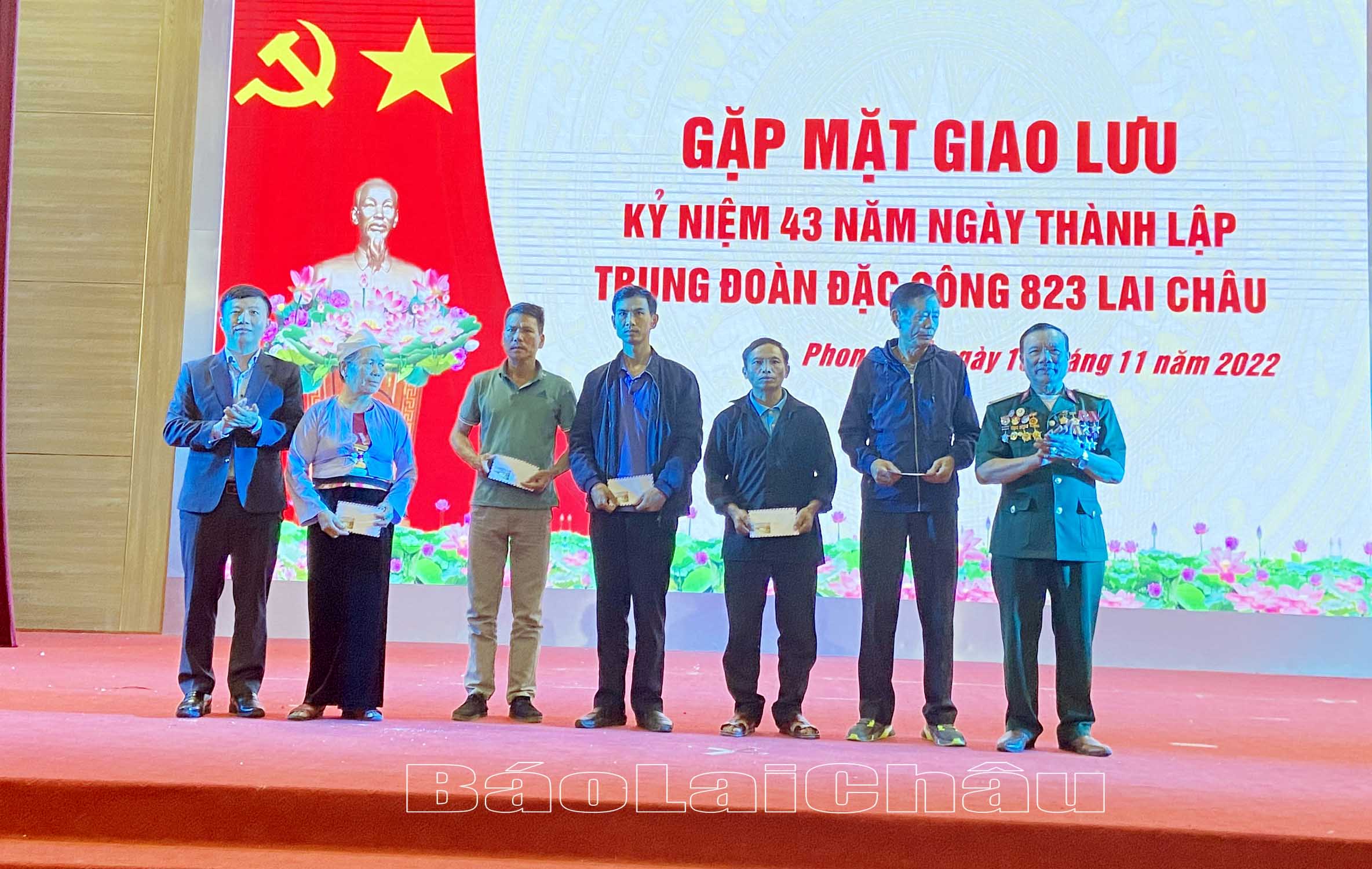Lãnh đạo huyện Phong Thổ và đại diện Ban liên lạc Trung đoàn 823 tặng quà thân nhân gia đình liệt sỹ.